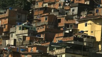 Vue d'une caméra HD, d'une rue de la Rocinha, la plus grande favela de Rio, le 10 Janvier 2013. (AFP PHOTO/VANDERLEI ALMEIDA )