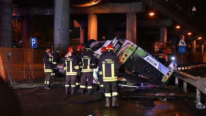 Au moins 21 personnes sont mortes et une vingtaine d'autres ont été blessées à Venise lorsqu'un bus transportant des touristes est tombé d'un pont et a pris feu, le 3 octobre 2023. (MARCO SABADIN / AFP)