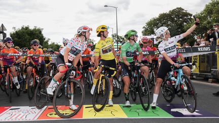 Femke Markus (maillot à pois), Marianne Vos (en jaune), Lorena Wiebes (en vert) et Maike van der Duin (en blanc) au départ de la troisième étape du Tour de France femmes, le 26 juillet 2022. (FABIEN BOUKLA / ASO)