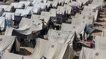 Un camp de réfugiés à Khan Younès, dans la bande de Gaza, le 19 octobre 2023. (MUSTAFA HASSONA / ANADOLU / AFP)