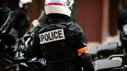 Un policier de la&nbsp;Brigade de répression de l'action violente motorisée, le 12 décembre 2020 à Paris. (MARTIN BUREAU / AFP)