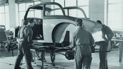 Theo Ballmer, Fabrication d'une automobile, Bâle, vers 1933 (Collection Ruth et Peter Herzog au Musée national Suisse, Zurich)