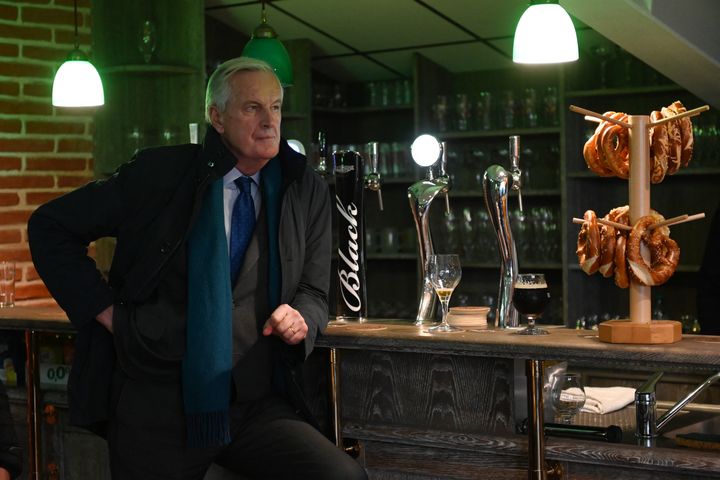 Michel Barnier dans un restaurant à Saverne (Bas-Rhin), le 21 octobre 2021. (FREDERICK FLORIN / AFP)