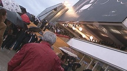 Ballet de parapluies devant le Palais
 (Culturebox/France 3 Côte d&#039;Azur)