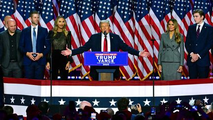 Le républicain Donald Trump revendique la victoire à la présidentielle américaine, dans la nuit du 5 au 6 novembre 2024, à Palm Beach, en Floride. (JIM WATSON / AFP)