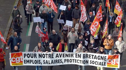 Entre 500 et 1 000 salari&eacute;s, selon France 3 Bretagne, ont manifest&eacute; pour l'emploi &agrave; Lorient (Morbihan), le 23 novembre 2013. (DAMIEN MEYER / AFP)