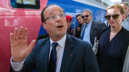 Fran&ccedil;ois Hollande et Val&eacute;rie Trierweiler &agrave; leur d&eacute;part de la Gare de Lyon (Paris) pour le fort de Br&eacute;gan&ccedil;on (Var) le 2 ao&ucirc;t.&nbsp; (BERTRAND LANGLOIS / AFP)