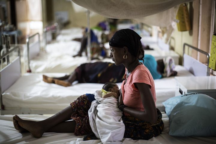 Une jeune femme nourrit son nouveau-né à l'hôpital gouvernemental de Kailahun, à l'est de Sierra Leone, le 26 avril 2016. (MARCO LONGARI / AFP)