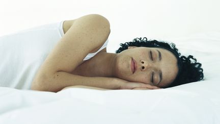 Une jeune femme dort d'un profond sommeil. (MAXPPP)