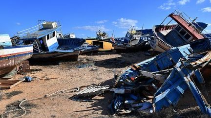 Le cimetière de bateaux de l'île italienne de Lampedusa, où sont remisées les épaves qui ont servi aux migrants africains à traverser la Méditerranée. Photo prise le 27 septembre 2018. (Alberto PIZZOLI/AFP)