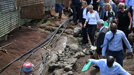 Visite de la Première ministre Elisabeth Borne, le 8 décembre à Mayotte, dans un contexte de crise de l'eau où les habitants n'ont plus accès à l'eau qu'un jour sur trois. (MIGUEL MEDINA / AFP)