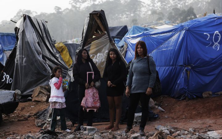 Une famille pose dans le camp&nbsp;du Mouvement des travailleurs sans toit (MTST), &agrave; Sao Paulo (Br&eacute;sil), le 15 mai 2014. (NACHO DOCE / REUTERS )