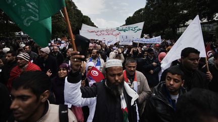 Plus de 15 000 partisans du parti islamiste Ennahda ont d&eacute;fil&eacute; sur l'avenue Habib Bourguiba, le 16 f&eacute;vrier 2013, &agrave; Tunis. (GIANLUIGI GUERCIA / AFP)