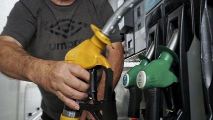 Un motard se fournit en carburant dans une station service de Blois (Loir-et-Cher), en octobre 2022. (GUILLAUME SOUVANT / AFP)