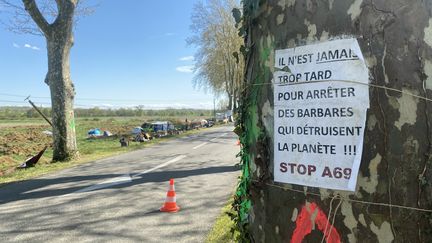 Une affiche contre le projet d'autoroute A69, le 19 avril 2023 à Vendine (Haute-Garonne). (THOMAS BAIETTO / FRANCEINFO)