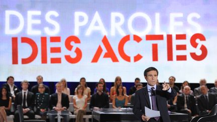 David Pujadas pr&eacute;sente l'&eacute;mission "Des paroles et des actes", le 23 juin 2011, sur France 2. (BERTRAND GUAY / AFP)