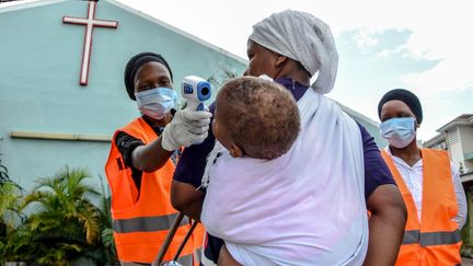 Prise de température à&nbsp;l’église de la Communauté biblique de l’Evangile à Dar es Salaam, en Tanzanie, le 5 avril 2020. (ERICKY BONIPHACE / AFP)