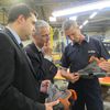 Au centre, Pascal Th&eacute;veniaud, commissaire au redressement productif pour la r&eacute;gion Languedoc-Roussillon, le 28 mai 2014, dans les ateliers de l'usine Jallatte (Gard).&nbsp; (SIMON GOURMELLET / FRANCETV INFO)