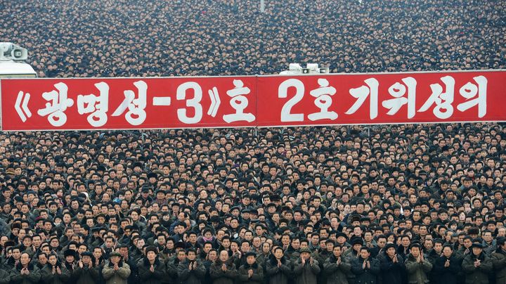 Des dizaines de milliers de Nord-Cor&eacute;ens r&eacute;unis &agrave; Pyongyang, la capitale de la Cor&eacute;e du Nord, pour c&eacute;l&eacute;brer le lancement r&eacute;ussi d'une fus&eacute;e, le 14 d&eacute;cembre 2012. (KYODO / REUTERS)