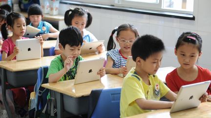 La tablette d'Apple est d&eacute;j&agrave; utilis&eacute;e dans d'autres &eacute;coles &agrave; travers le monde, comme celle-ci &agrave; Hangzhou (Chine). (JU HUANZONG / XINHUA)