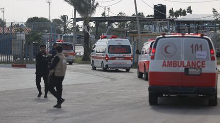 Des ambulances à Rafah, dans la bande de Gaza, le 20 novembre 2023. (MUSTAFA HASSONA / ANADOLU / AFP)