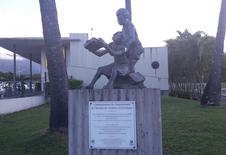 Une stèle a été installée à l'aéroport de Saint-Denis de la Réunion en 2013, en mémoire des 2 150 enfants réunionnais retirés à leurs familles et exilés dans une vingtaine de départements français (SANDRINE ETOA-ANDEGUE / RADIO FRANCE)