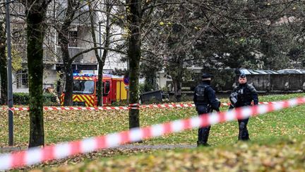 Des policiers montent la garde à l'extérieur de l'immeuble touché par un incendie à Vaulx-en-Velin (Rhône), le 16 décembre 2022. (OLIVIER CHASSIGNOLE / AFP)