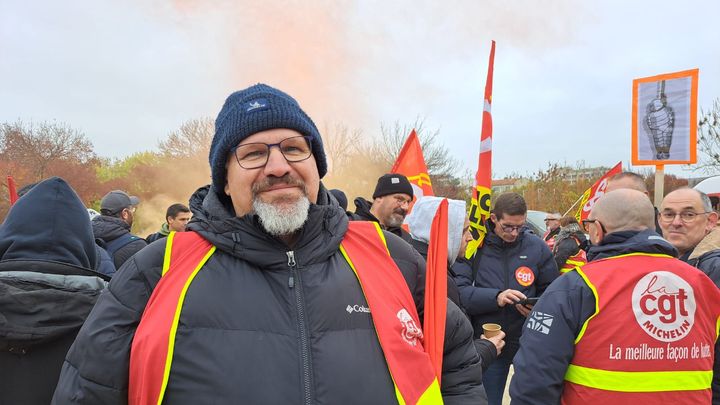 Gwenn Le Luherne, salarié de l'usine Michelin de Vannes (Morbihan), manifeste devant le siège de l'entreprise à Clermont-Ferrand (Puy-de-Dôme), le 13 novembre 2024. (RAPHAEL GODET / FRANCEINFO)