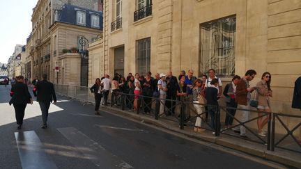 Devant l'Hôtel de Matignon, la queue n'est pas bien longue à l'occasion de l'édition 2019 des Journées du patrimoine. (MANON VAUTIER-CHOLLET / RADIO FRANCE)