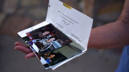 Une femme tient, le 5 août 2019, une photo d'Angie Englisbee, tuée lors de la fusillade à El Paso (Texas). (CALLAGHAN O'HARE / REUTERS)