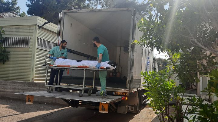 Des dizaines de corps arrivent chaque jour à la morgue de Tel Aviv depuis le début des combats le 7 octobre. (FARIDA NOUAR/RADIOFRANCE)