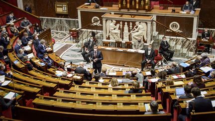 Dans l'hémicycle de l'Assemblée nationale, à Paris, le 6 avril 2021. (JACOPO LANDI / HANS LUCAS / AFP)