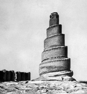 La tour d'al-Malwiyah (9e siècle), attenante à la grande mosquée de Samarra, est un exemple de l'architecture abbasside. Elle a repris ou suggéré la forme des zuggerat de l'ancienne Mésopotamie, dont la plus célèbre est la tour de Babel (photo de 1940). (AFP)