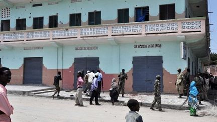 L'hôtel Mona de Mogadiscio, en Somalie, cible d'une attaque d'insurgés islamistes shebab, le 24 août 2010 (AFP/MUSTAFA ABDI)