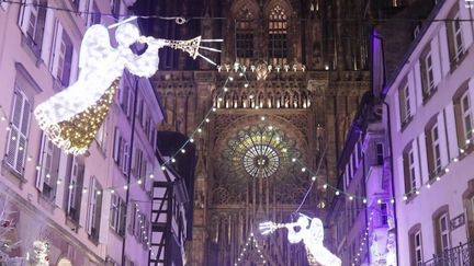 Le marché de Noël de Strasbourg est l’un des plus emblématiques. Il suffit d'un bretzel et d'un verre de vin chaud pour que l'esprit de Noël s'empare de toute une ville. (France 2)