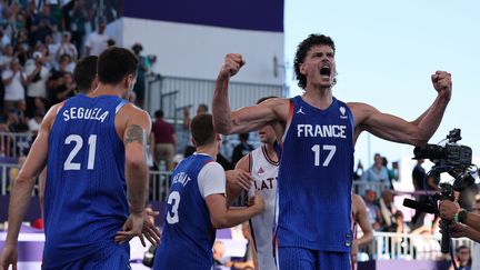 Jules Rambaut célèbre la qualification en finale de son équipe contre la Lettonie le 5 août sur la Place de la Concorde. (DAVID GRAY / AFP)