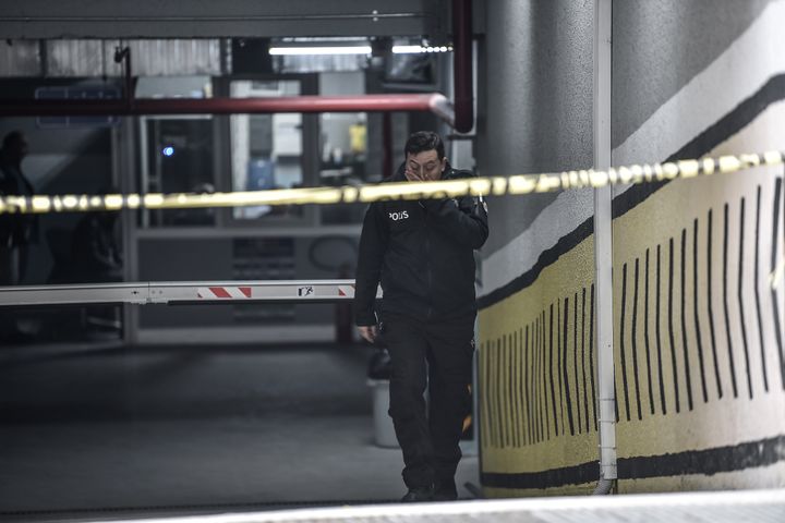 Un policier turc quitte un parking d'Istanbul dans lequel un véhicule appartenant au consulat saoudien a été retrouvé, mardi 23 octobre 2018. (OZAN KOSE / AFP)