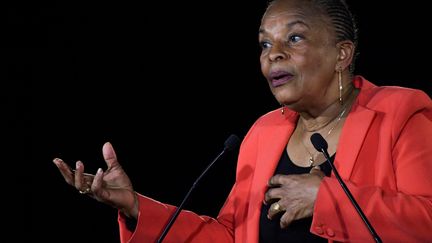 Christiane Taubira&nbsp;prononce un discours lors de son meeting à la salle Georges Duhamel, à Créteil&nbsp;(Val-de-Marne), le 12 février 2022. (JULIEN DE ROSA / AFP)