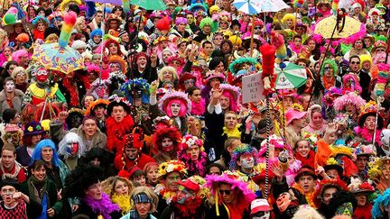 Le carnaval de Dunkerque est une fête qui a lieu autour du Mardi gras (entre le 3 février et le 9 mars) pour célébrer les marins et les pêcheurs avant qu’ils ne prennent la mer. Pendant trois jours, les hommes pour la plupart déguisés en femmes et les femmes en hommes vont chanter et danser dans les rues de la ville. Le carnaval a une origine à la fois religieuse et païenne. Du célèbre carnaval de Rio au Brésil en passant par les bals masqués de Venise, les carnavals à travers le monde sont multiples et variés.
 

 
  (AFP PHOTO PHILIPPE HUGUEN)