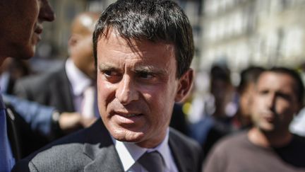 Le ministre de l'Int&eacute;rieur, Manuel Valls, lors d'un d&eacute;placement &agrave; Aurillac (Cantal) pour le Festival du the&acirc;tre de rue, le 21 ao&ucirc;t 2013. (JEFF PACHOUD / AFP)