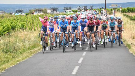 Les coureurs sur la Route d'Occitanie.