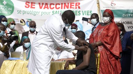 Le ministre de la Santé du Sénégal se fait vacciner à Dakar le 23 février 2021 (SEYLLOU / AFP)