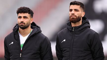 Avant leur match face au Sénégal, le 27 septembre, les joueurs iraniens de l'équipe de football&nbsp;ont&nbsp;mis une doudoune au-dessus de leur maillot pendant l'hymne national afin de protester contre la répression en Iran. (ROBBIE JAY BARRATT - AMA / GETTY IMAGES EUROPE)