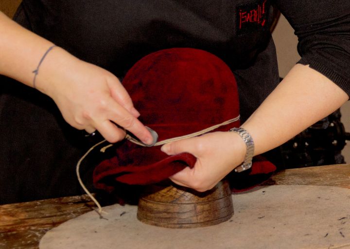 La technique de mise en forme à l'Atelier-Musée du Chapeau de Chazelles-sur-Lyon
 (Daniel Ulmer. )