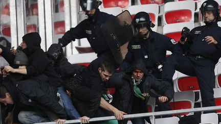 Des supporters face aux forces de l'ordre (VALERY HACHE / AFP)