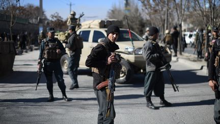 Un policier afghan surveille les alentours d'un centre culturel chiite à Kaboul, après que le site a été visé par un attentat,&nbsp;jeudi 28 décembre 2017. (SHAH MARAI / AFP)