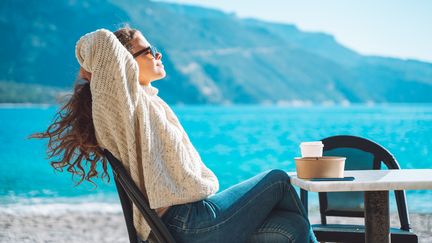 80% de la vitamine D est fabriquée grâce au rayonnement du soleil sur notre peau, pendant les mois chauds, d’avril à octobre. (OLGA ROLENKO / MOMENT RF / GETTY IMAGES)