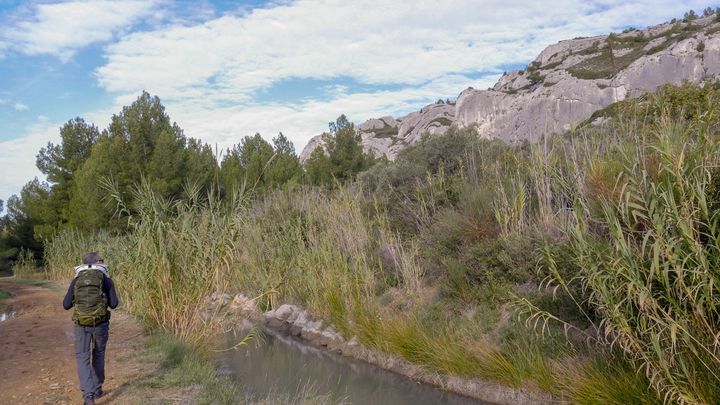 "Dans mon livre, je propose une balade de quatre jours de 82 km, mais on peut tout à fait, si on est en famille, ne faire qu’une étape par exemple celle entre Fontvieille et Les Baux de Provence, ça monte un peu mais ce sont vraiment des bons chemins" confie Sylvain Bazin. (SYLVAIN BAZIN)