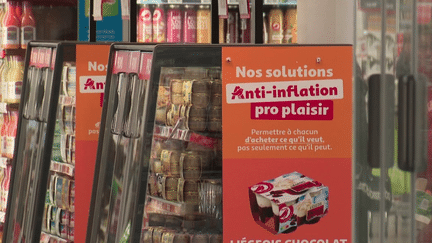 Le gouvernement le martèle, il souhaite la mise en place d’un panier anti-inflation, au plus vite. Mais les enseignes ne semblent pas du même avis et préfèrent afficher des prix bas sur certains produits, pas toujours les plus plébiscités. (FRANCE 2)