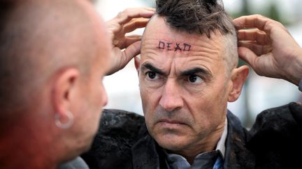 L'acteur Albert Dupontel&nbsp;mu&eacute; en punk dans le film "Le Grand Soir", de Beno&icirc;t Del&eacute;pine et Gustave Kervern, pr&eacute;sent&eacute; &agrave; la s&eacute;lection cannoise Un certain regard. (FTVI)